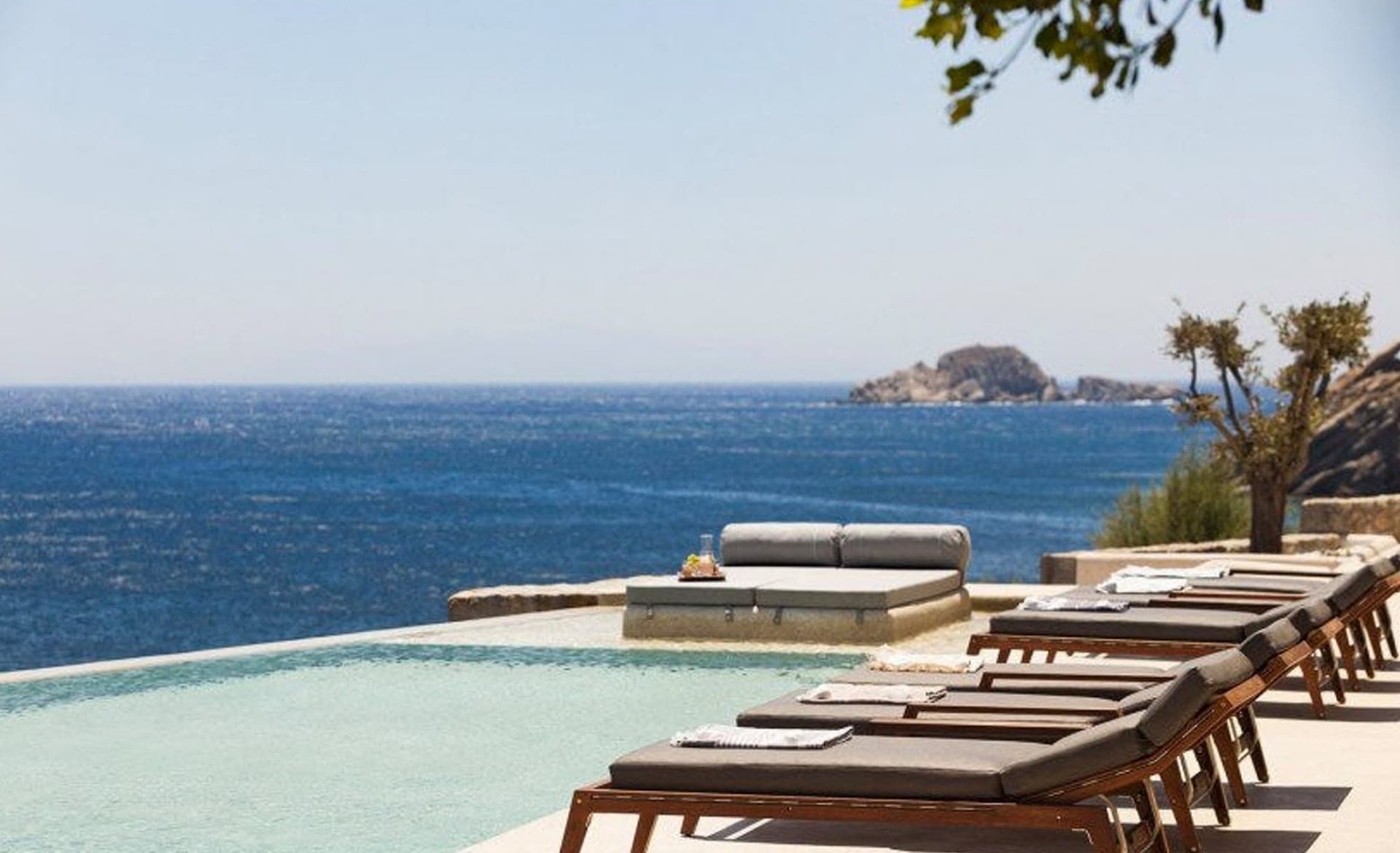 Infinity pool to the sea