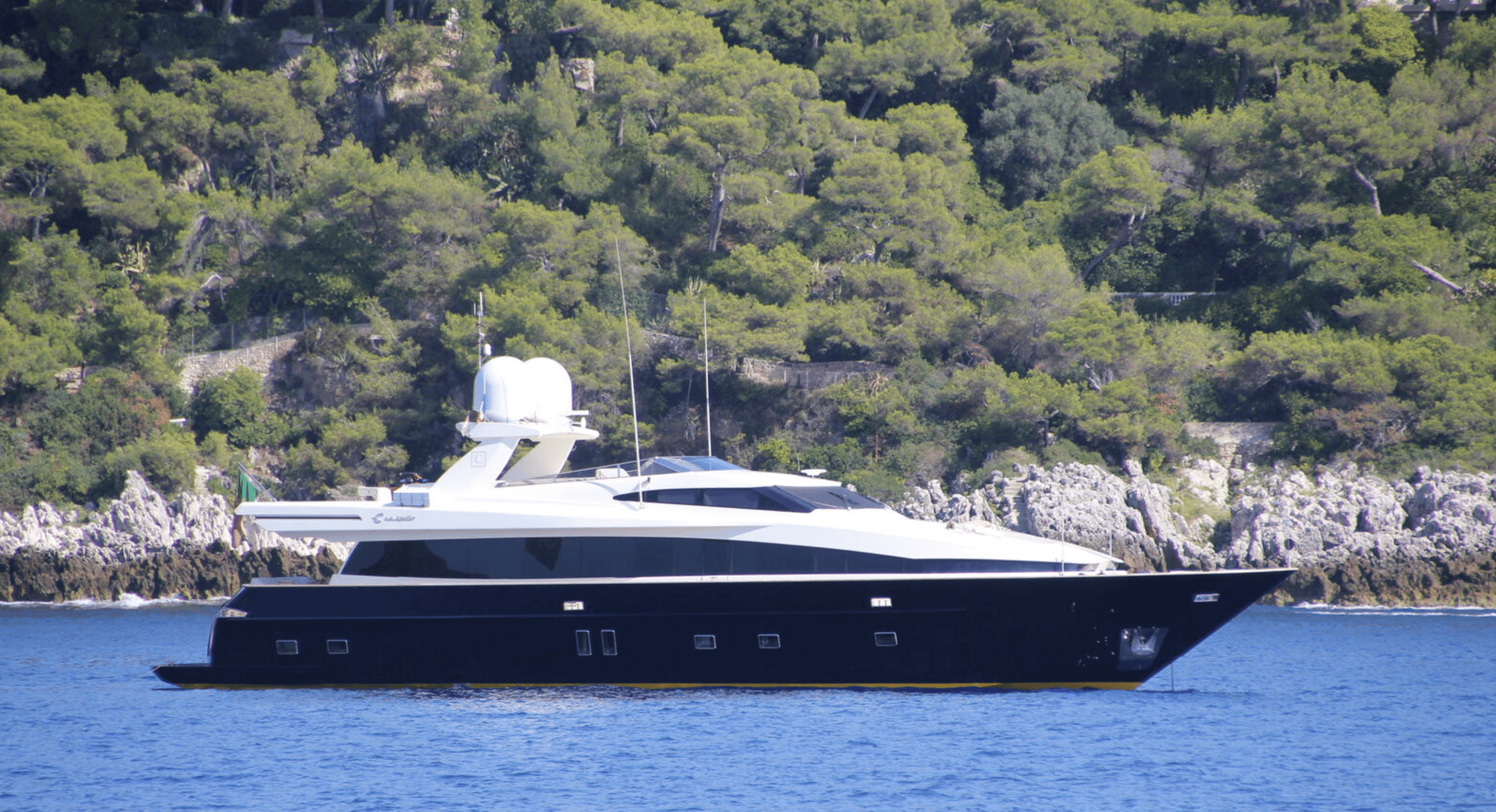 Cappucino yacht profile along the coast