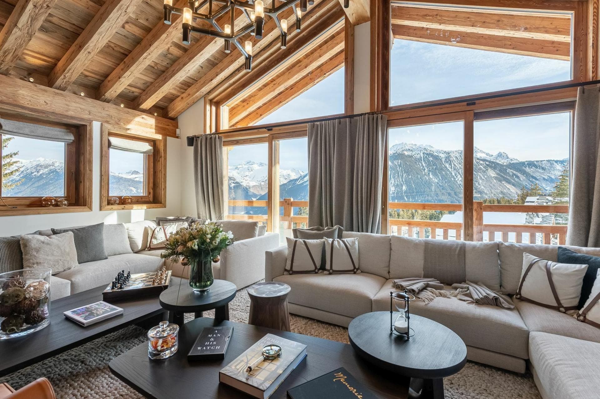 Chalet Nordéa refined lounge with warm tones