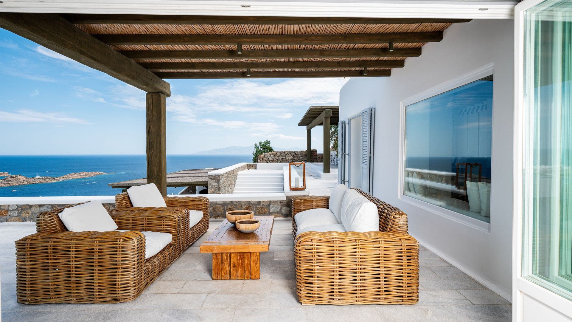 Covered sea-view lounge